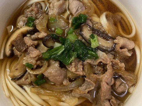 肉うどん、甘辛い肉が美味しい